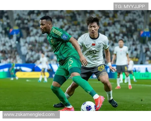 足球明星在绿茵场上挥洒汗水的瞬间与背后的桌面故事