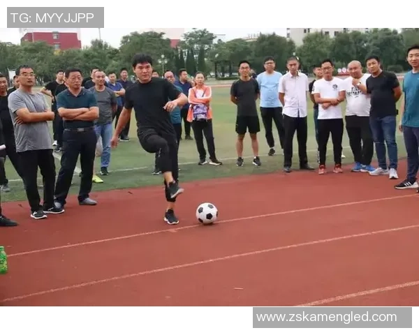 足球明星挥杆瞬间集锦展现运动魅力与风采的精彩图片